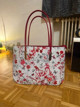 Edle und neue Handtasche mit Blumenmuster für Frühling!
