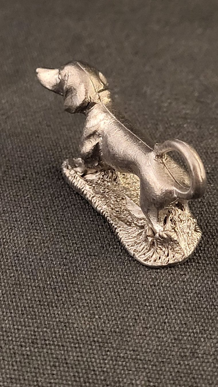 Statuette: Kleiner Metall-Dackel "IV" – Usato da Basel venduto da spinne02 4