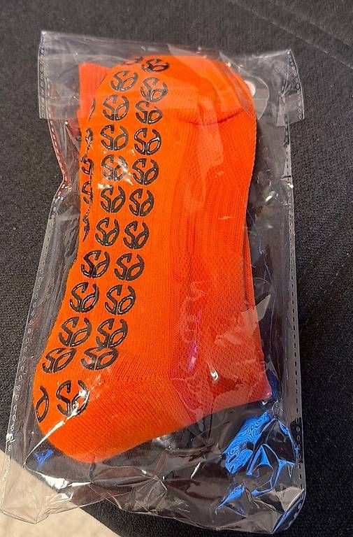 Calze: Restverkauf Grip-Socken Orange – Nuovo e nell'imballaggio originale da Liestal venduto da arl_6tv7 3
