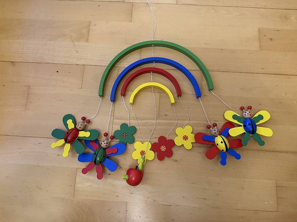 Giocattoli: Buntes Holz-Mobile mit Blumen & Marienkäfern – Usato da Schwarzenburg venduto da Conners2