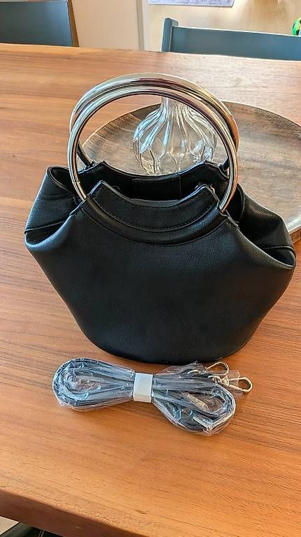 Sacs femmes: Schwarze Handtasche mit Metall-Ringgriffen – D'occasion à Zürich par SBZR 1