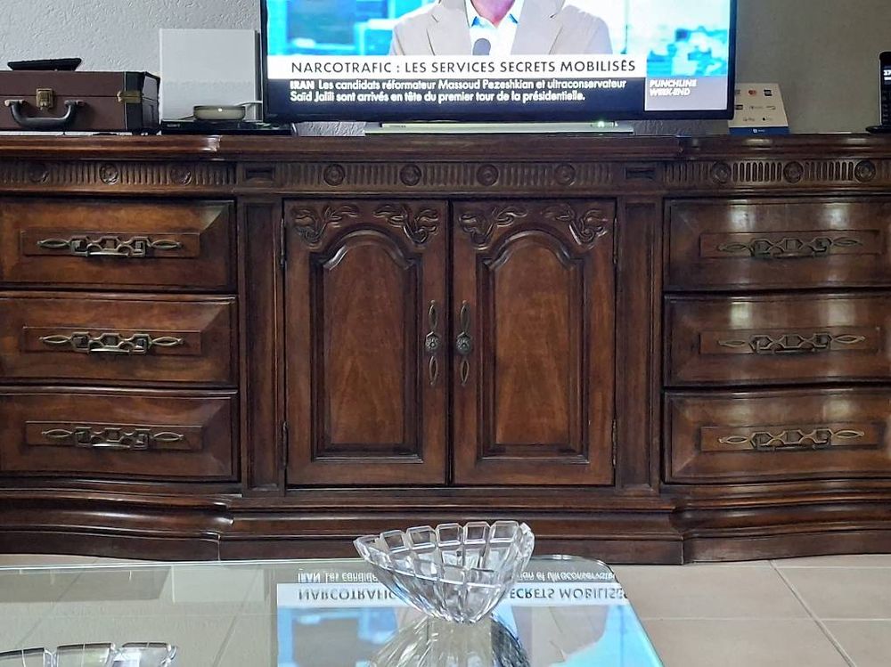 Buffets: Commode/ crédence- noyer massif -  – D'occasion à Enges par Guarajuba01