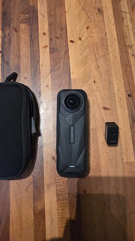 Insta360 Action Cam: Insta360 X5  État comme neuf avec accessoires – Usato da martigny venduto da julienperret 1