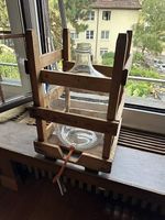 Weisse Glasflasche / Glasballon ca. 25 L im Holzgestell.