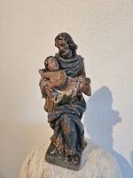 Antike Holzskulptur des Heiligen Josef mit dem Jesuskind.