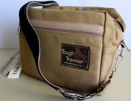 Attraktive Kameratasche + Vintage Swissair-Qualiflyerlabel