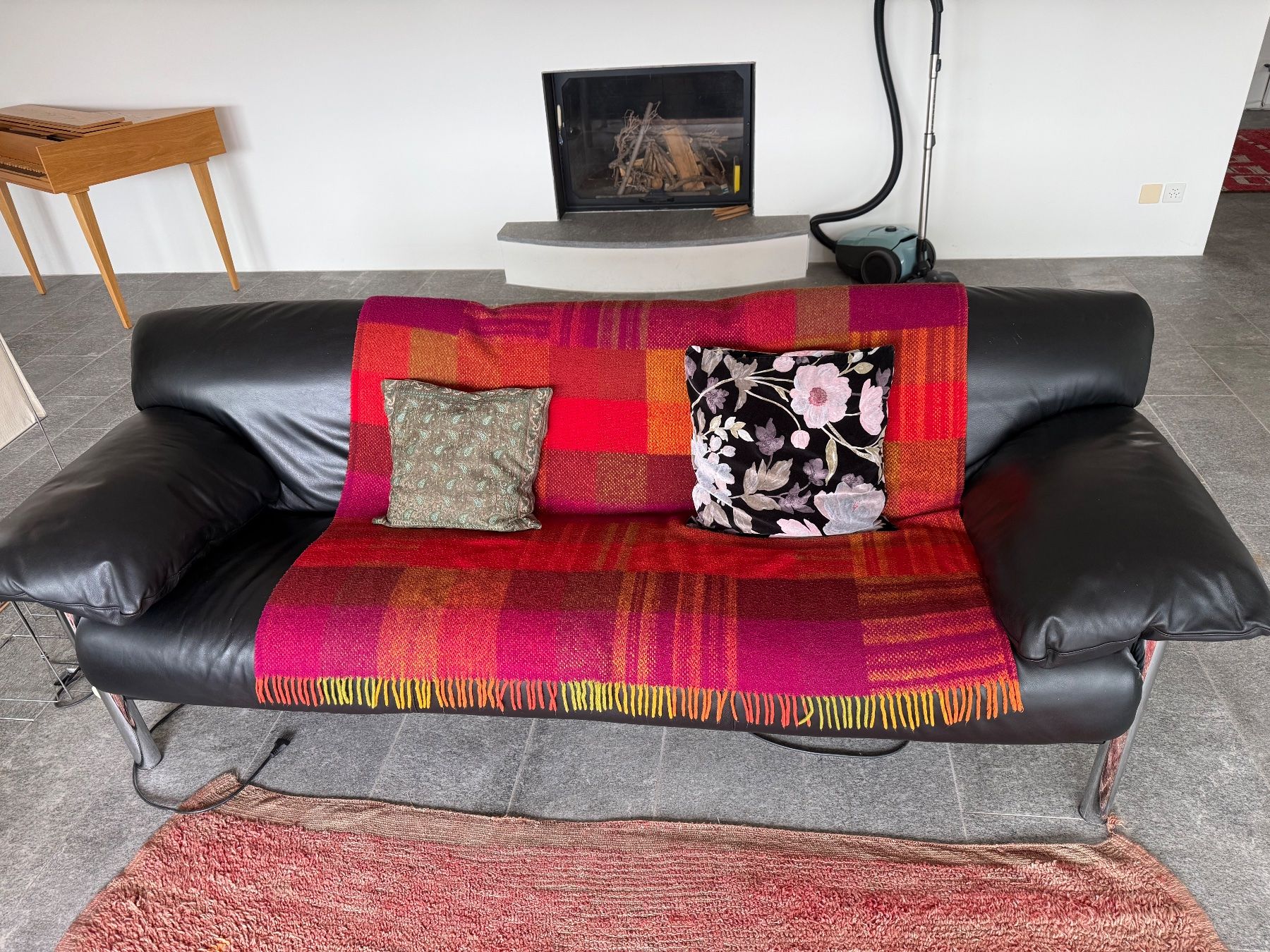 Sofas: Grosses Sofa aus schwarzem Leder – Gebraucht aus Baden von jul_vz6s