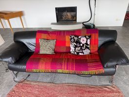 Grosses Sofa aus schwarzem Leder