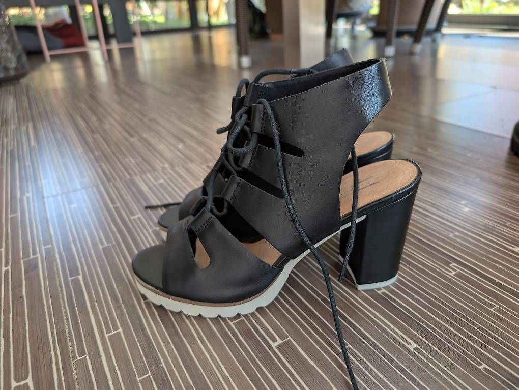 Scarpe da donna: Black Lace-up Heel Sandals – Usato da Erschwil venduto da andora00 1