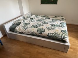 Massivholz Bett mit Lattenrost, 180x200 cm