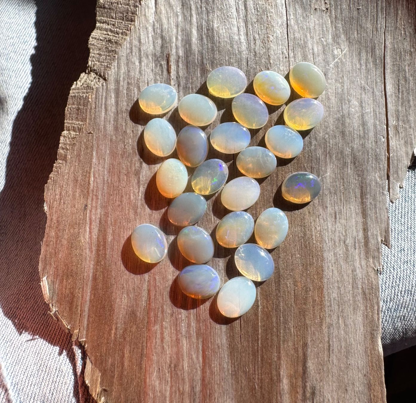 Fossilien: 24 Stk  Cabochons Opal  echt!!  oval    7x9mm  solid – Neu und originalverpackt aus Leuggern von gemshow 3