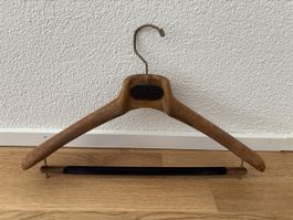 Boggi Milano Kleiderbügel aus Holz: seltener Fund
