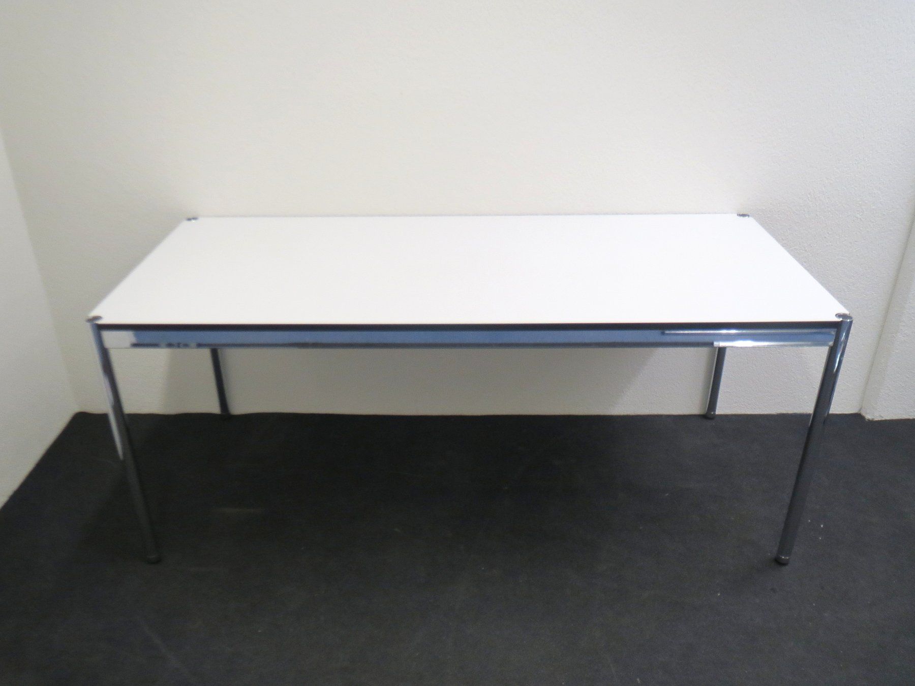 USM Tische: USM Haller Tisch 179 x 79 cm hellgrau – Gebraucht aus Hüttwilen von Andmithand