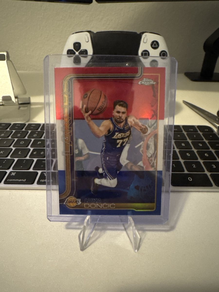 Nba Carte collezionabili: Luka Doncic Topps Chrome Lakers NBA – Usato da Dulliken venduto da alpi.cards