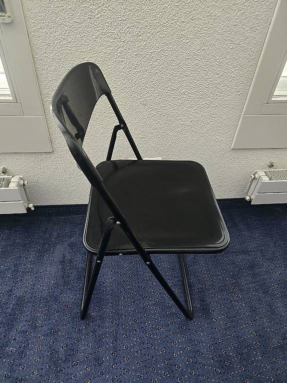 Set di tavolo e panche: Bistrotisch mit 4 Klappstühle  – Usato da Hagendorn venduto da tallytally