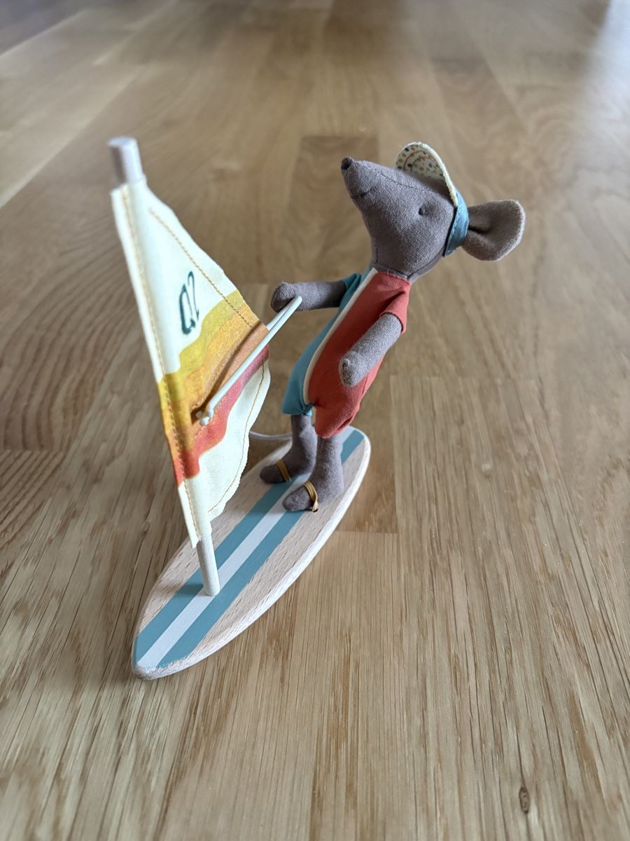 Maileg Giocattoli: Maileg Surfermaus mit Surfbrett & Segel – Nuovo (secondo la descrizione) da Wabern venduto da iku_occasion