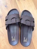 Neue braune Sandalen