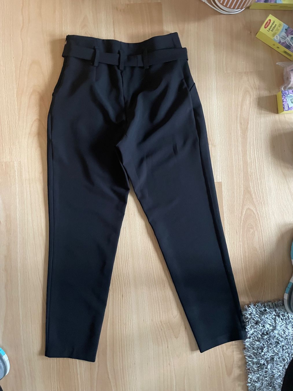 Please Jeans Pantaloni: Schwarze Hose von Please Gr M mit Bindegürtel – Nuovo e nell'imballaggio originale da Zürich venduto da Pony74 1