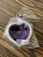 Teelicht in Tonherz Lavendel mit Blumenverzierungen