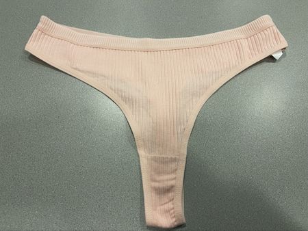 Neue, ungetragene, roséfarbene String Tanga, Grösse L