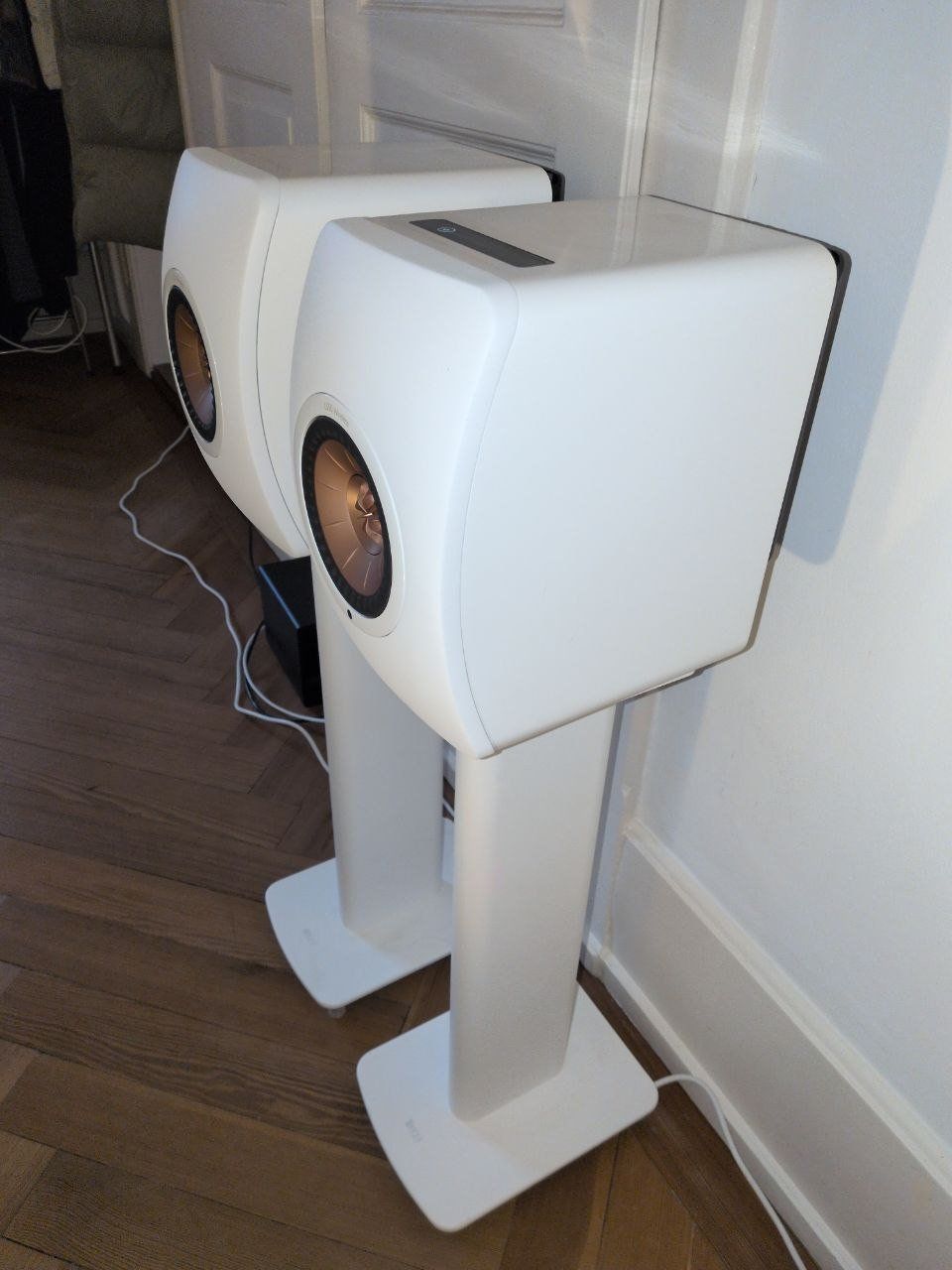 Kef Casse acustiche: KEF LS50 LS 50 Wireless inkl. KEF Performance Stand weiss – Usato da Bern venduto da archer.hostettler 3