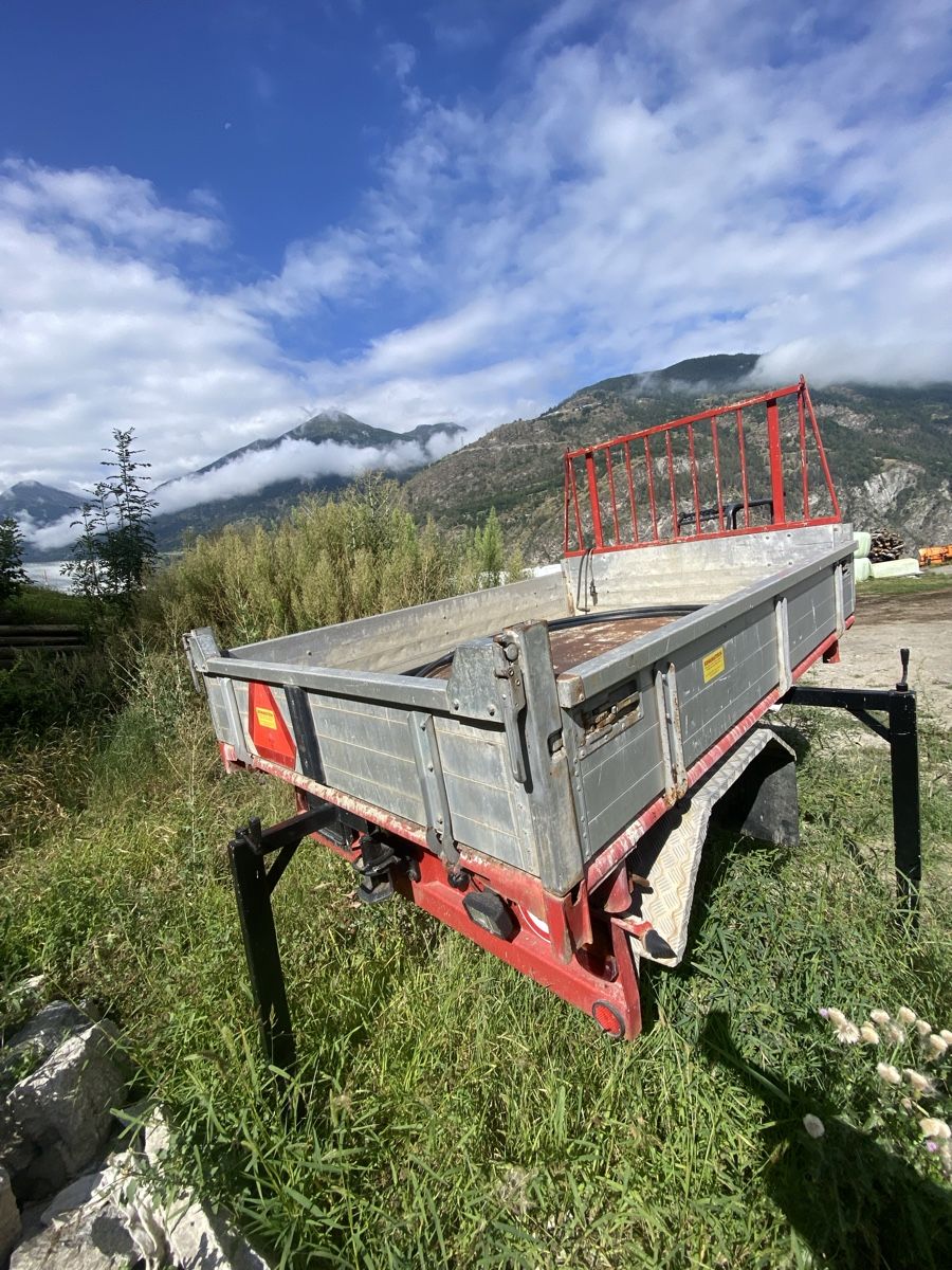 Lindner Tutte le macchine: Lindner  Dreiseiten Kipper – Usato da Staldenried venduto da dom_s68x 2