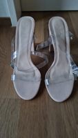 Schöne Absatzschuhe mit transparenten Riemen