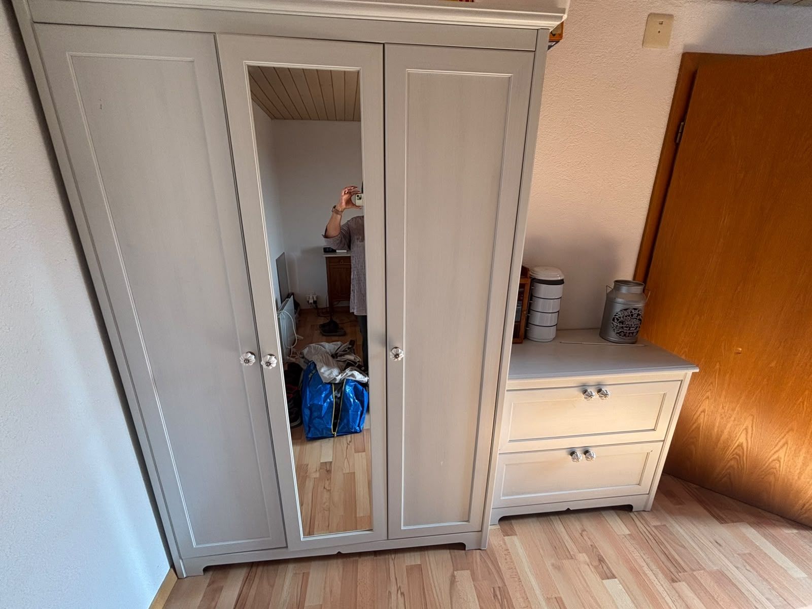 Schränke: Kleiderschrank und Kommode – Gebraucht aus Basel von papa03 1