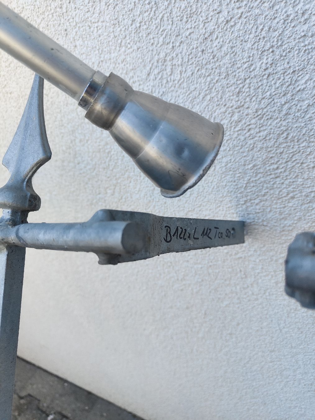 Griglie e Inferriate: Fenstergitter B112xL112xT50 mit Halterung – Usato da Ehrendingen venduto da Axe31 2