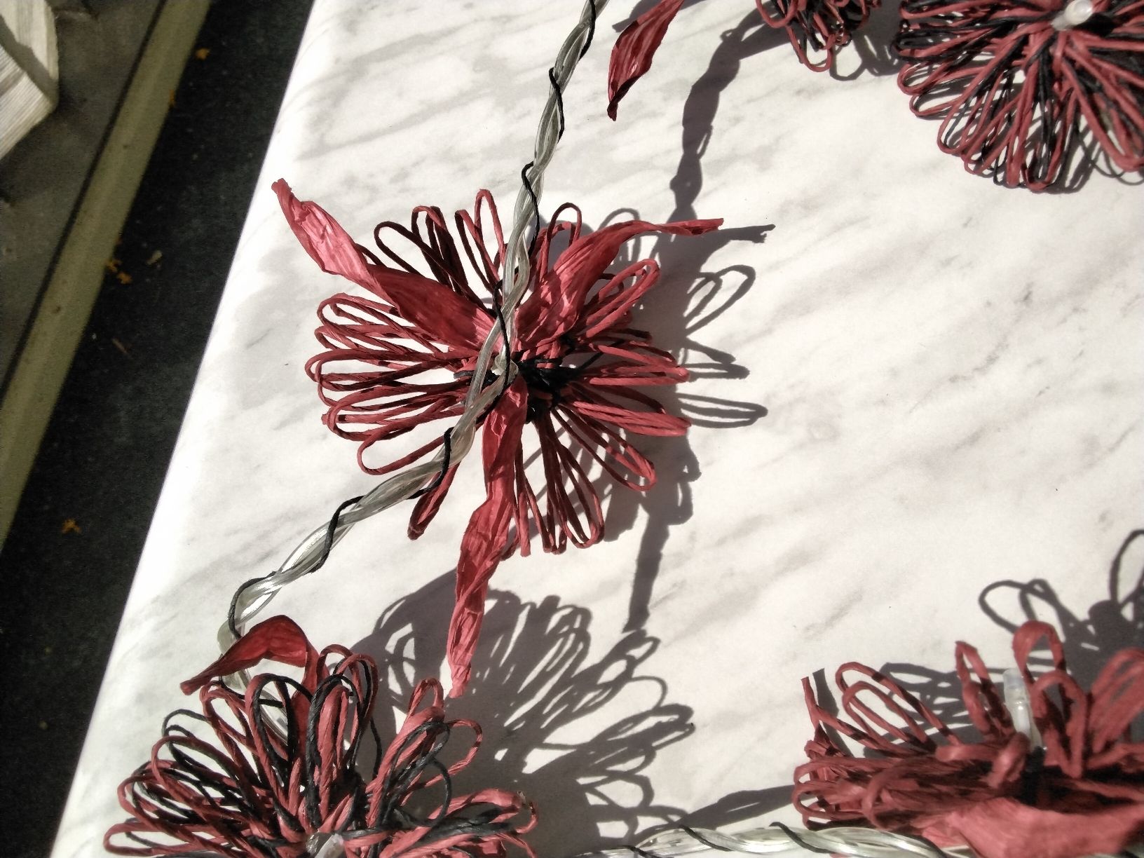 Ghirlande e barre luminose: LICHTERKETTE BLUMEN ROT SCHWARZ – Nuovo (secondo la descrizione) da Biel/Bienne venduto da dasi3 2