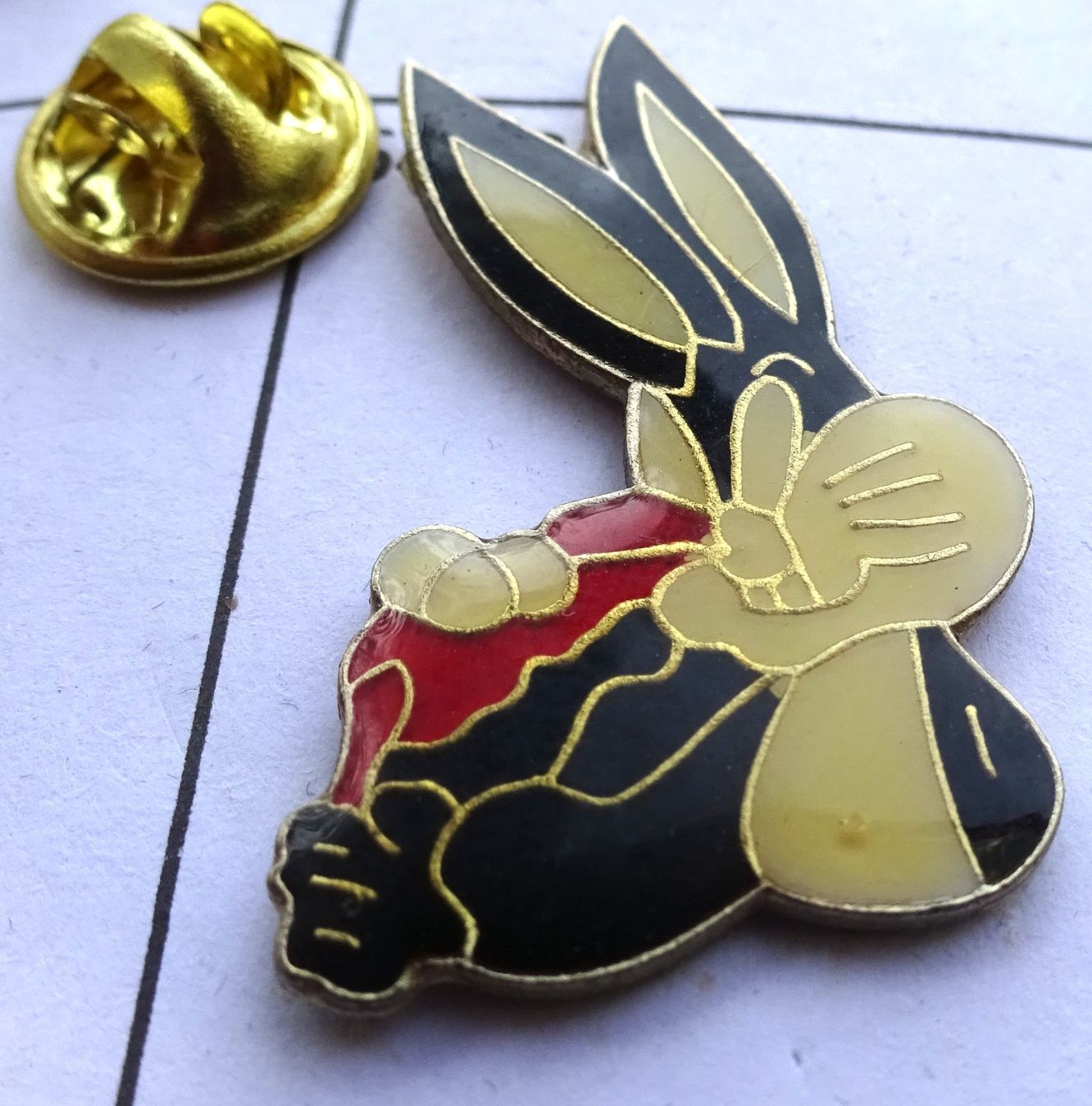 Plaketten & Abzeichen: Pin Comics HASE – Gebraucht aus Utzenstorf von BUtter81