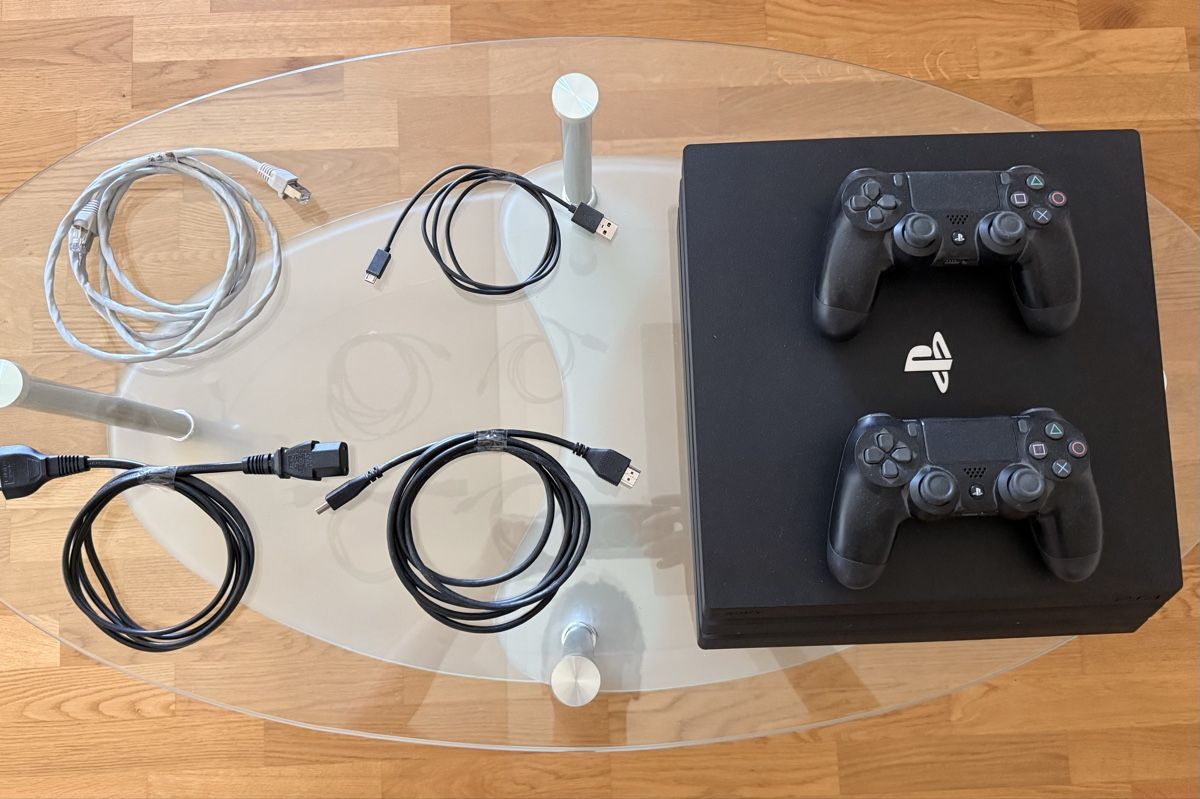 Sony Console: Playstation 4 Pro mit Controller und Zubehör – Usato da Roggwil TG venduto da Cernix