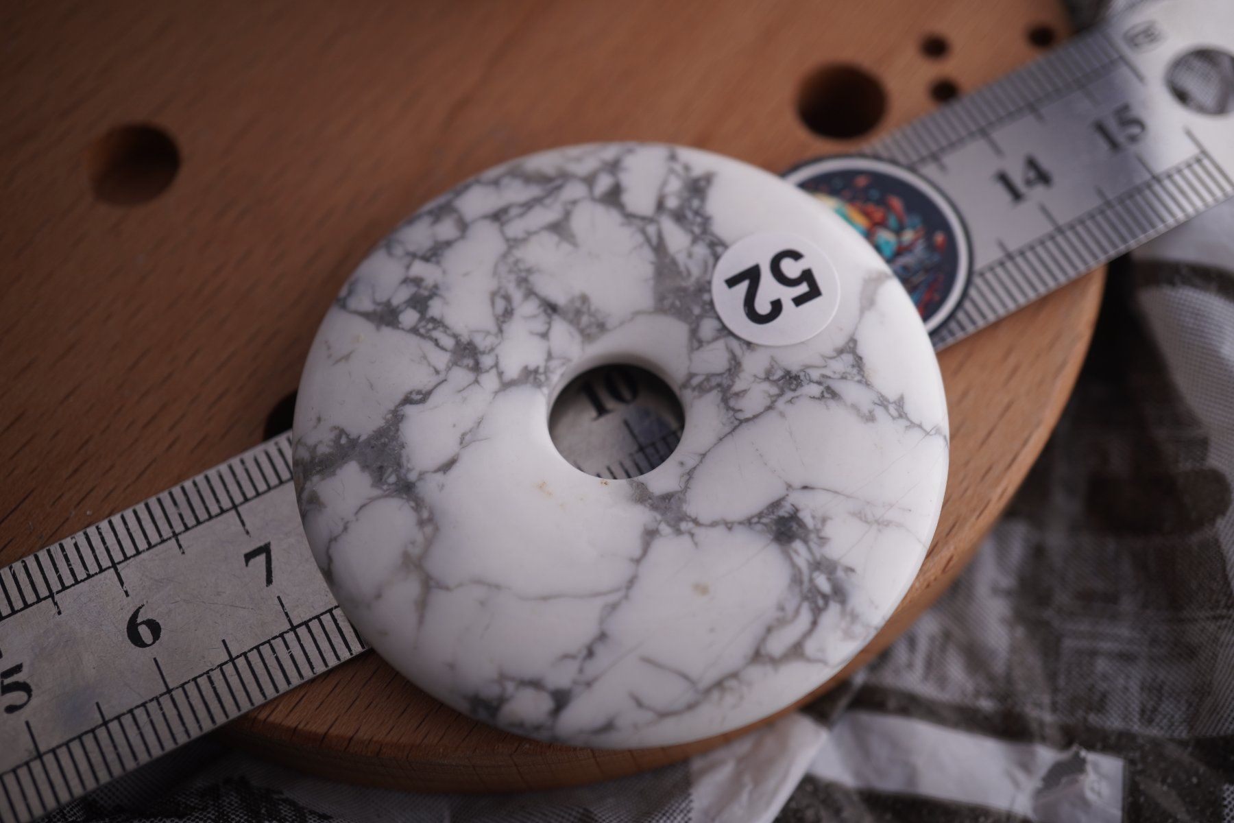 Minerali & Pietre curative: Howlith     Donut   pi Scheibe      50mm Ab 1.- – Nuovo e nell'imballaggio originale da Eschenbach SG venduto da topstone 4