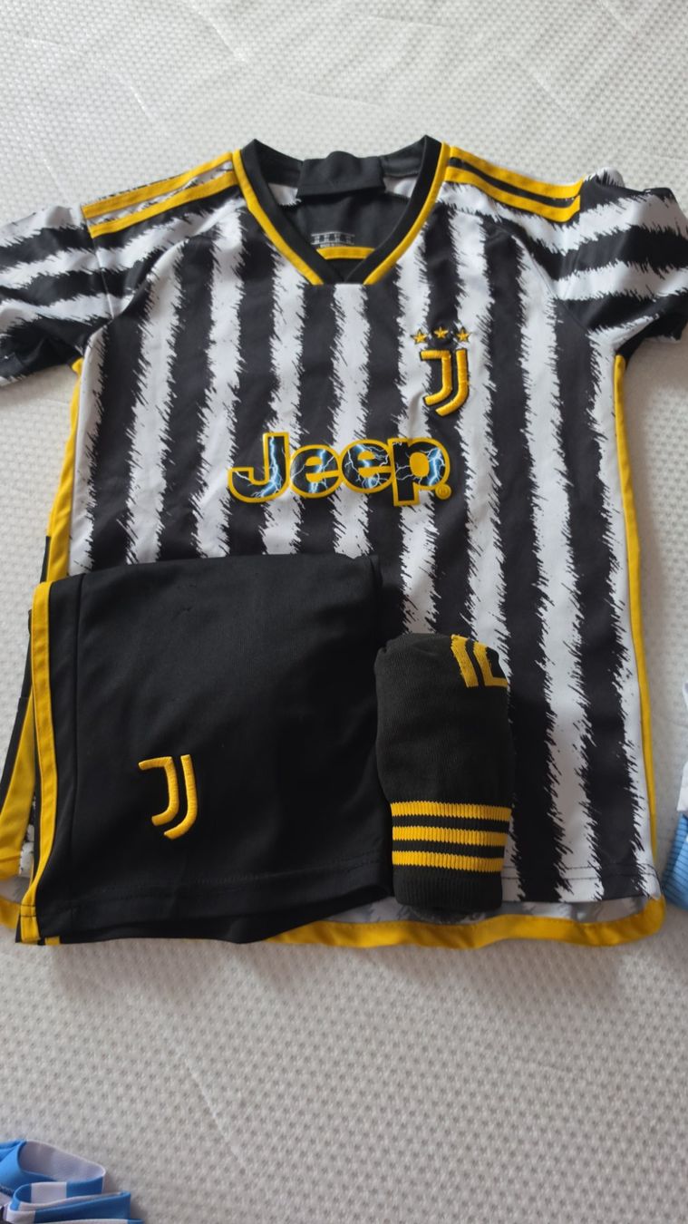 Lotti & Set di vestiti: Completo calcio Juventus e Portogallo – Usato da Küssnacht am Rigi venduto da MariaGrazia1994
