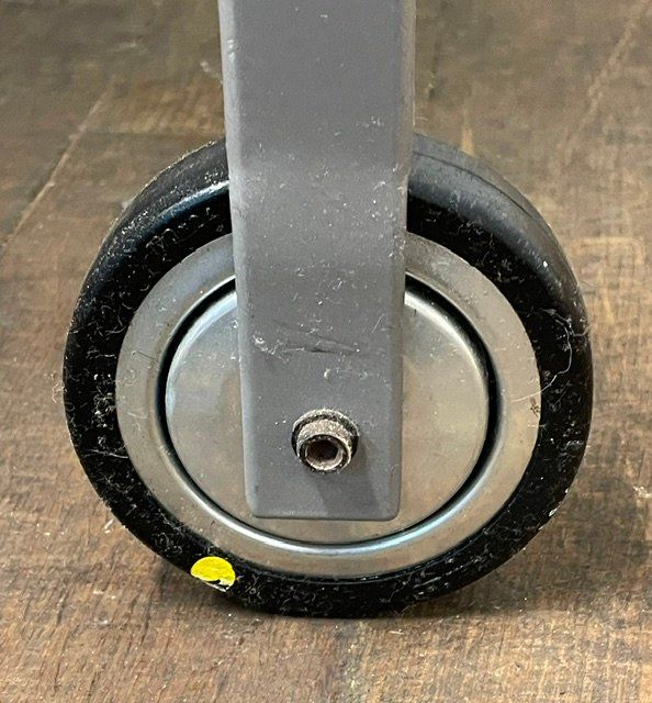 Tische: Arbeitstisch mit 2 Rollen – Gebraucht aus Oberrieden von Ket25 2