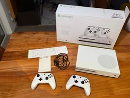 Xbox One S 1TB mit 2 Controllern Top Zustand!