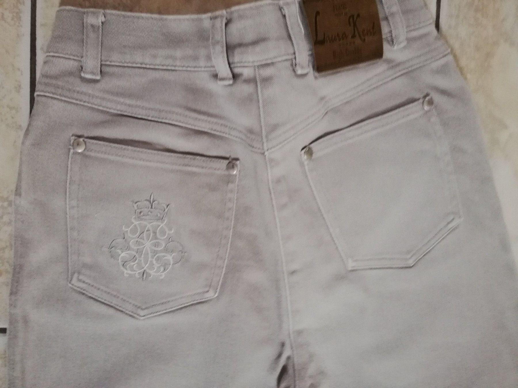 Jeans: Damen Hose/Jeans Kurzgrösse 19 hellgrau – Usato da Starrkirch-Wil venduto da LucyDog 1