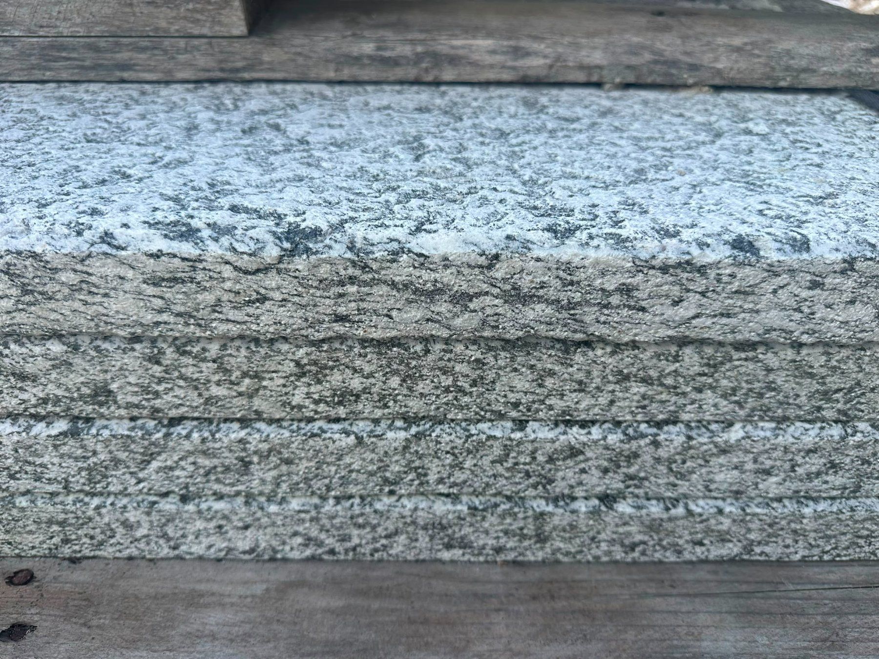 Rivestimenti per pavimenti: 8 Stk. Serizzo Platten 100x30x4cm, Oberfläche gestrahlt – Nuovo e nell'imballaggio originale da Steinmaur venduto da Steinbeisser
