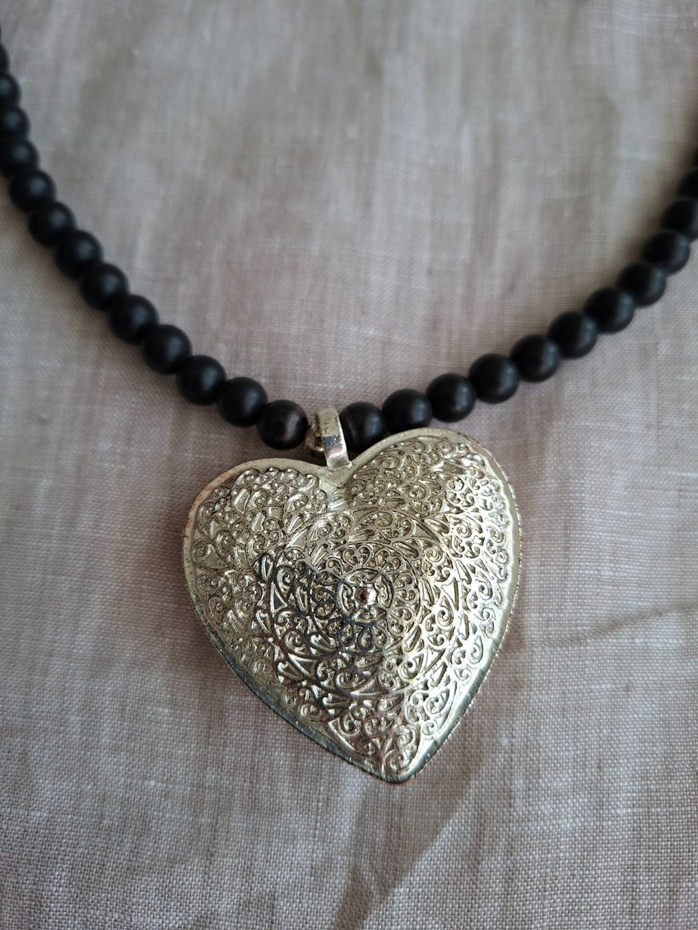 Catenine: Collier Statement Noir avec Cœur Texturé – Nuovo (secondo la descrizione) da Lutry venduto da Sim_Sta 1