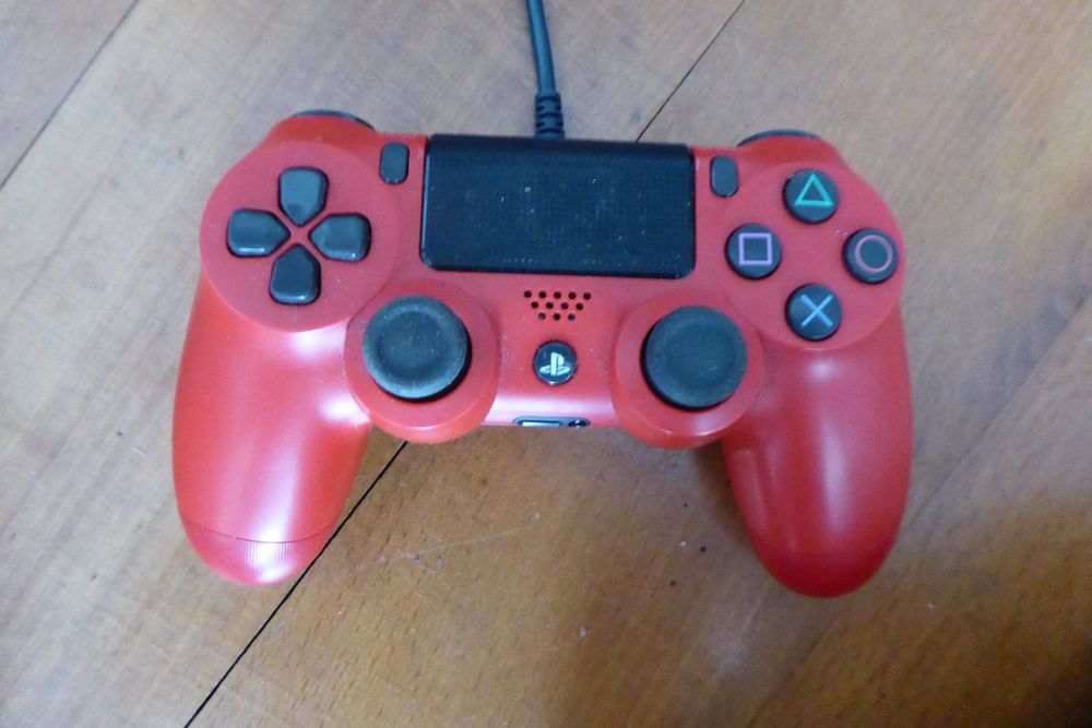 PS4 Dualshock Controller rot mit Wackelkontakt beim Laden (Defekt) in ...