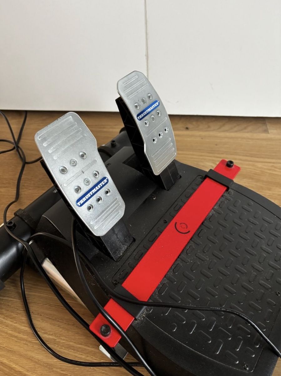 Manettes: Thrustmaster T300 RS + Wheelstand Pro - Simracing Set – D'occasion à Landquart par Dominik070 4