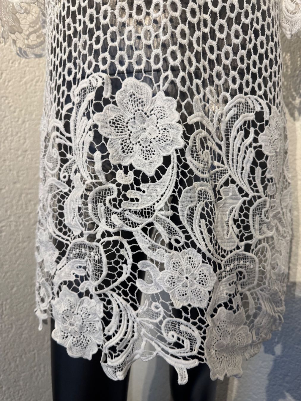 Vestiti: Kleid weiss Spitze Netzmuster Grösse M neuwertig – Usato da Frenkendorf venduto da Style365 4