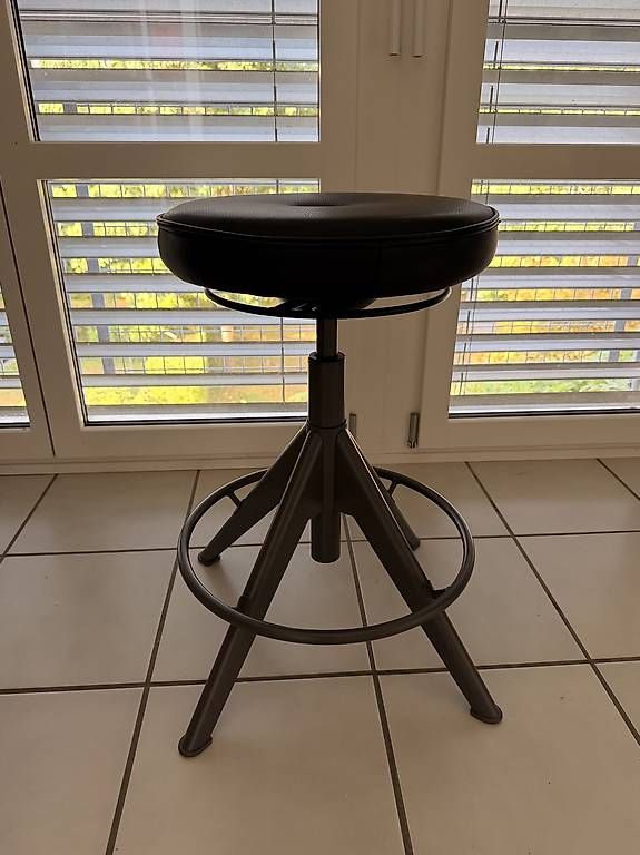 Tabourets: Table de bureau & tabouret  – D'occasion à Bern par saf_bdy5