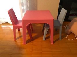 Kindertischli mit 2 Stühlen aus Kunststoff, s. gut erhalten