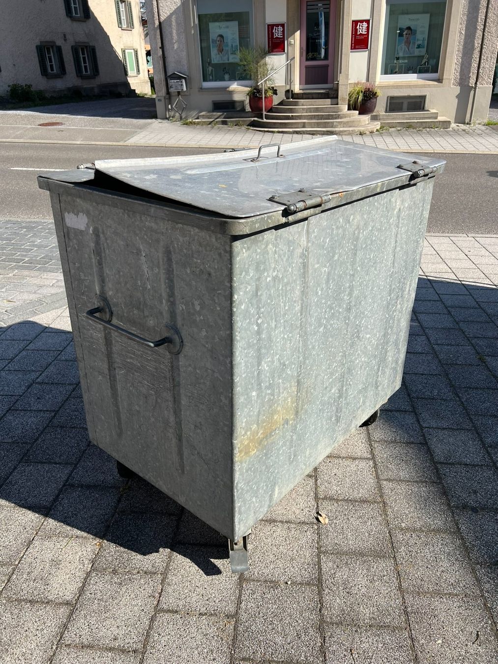 Altro per Ufficio & Commercio: Abfallcontainer Metall verzinkt mit Rädern – Usato da Russikon venduto da proxilia 1