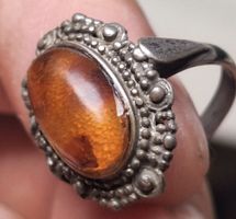 Bague avec ambre ovale style ancien état usagé