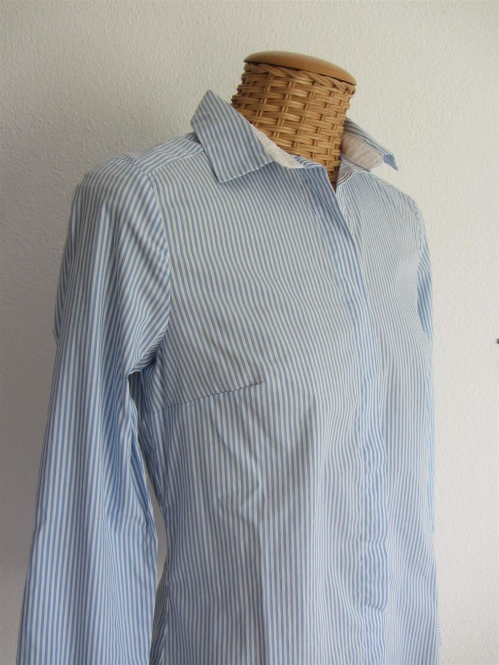 H&M Chemisiers: Bluse blau-weiss gestreift tailliert 36 – D'occasion à Zürich par Diazaio 2