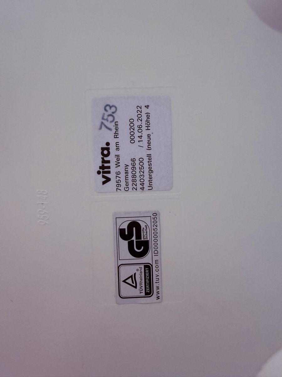 Vitra Sedie: Vitra Eames Plastic Armchair Grau + Schale weiss – Usato da Hirschthal venduto da GR7000 7