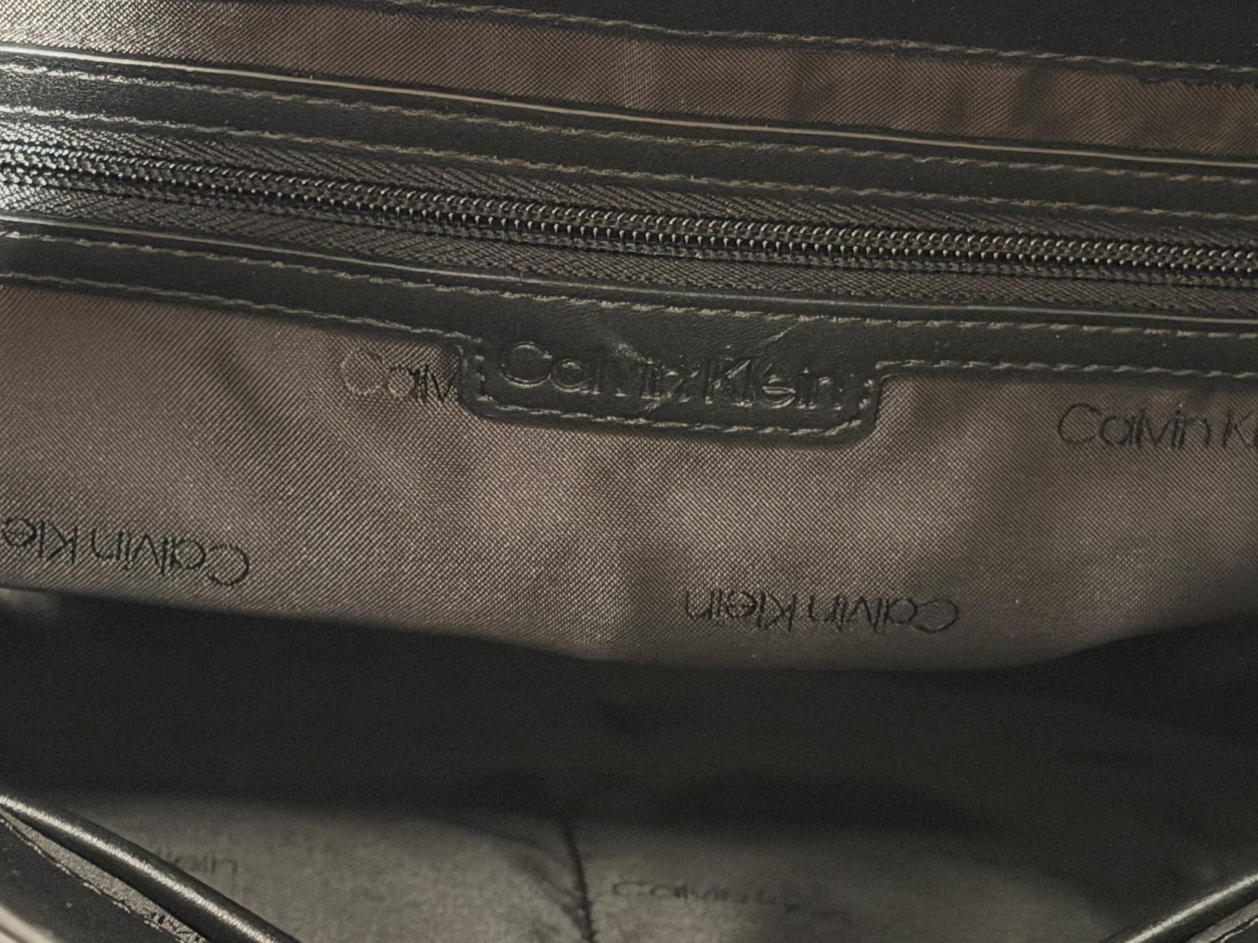 Calvin Klein Taschen für Damen: CALVIN KLEIN TASCHE SCHWARZ UMHÄNGETASCHE – Gebraucht aus LUZERN von modeundlifestyle 5