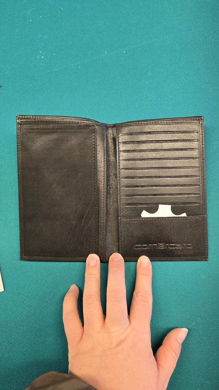 Portafogli: Schwarze Lederbrieftasche neuwertig – Nuovo (secondo la descrizione) da Tuggen venduto da Santasbag 1